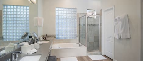 ヘアドライヤー、タオル、石鹸、トイレットペーパー