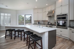 Fridge, microwave, oven, stovetop - Sonoran Desert Sanctuary (Scottsdale)