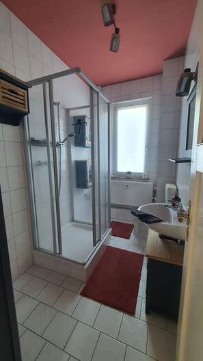 Douche, sèche-cheveux, serviettes fournies, savon