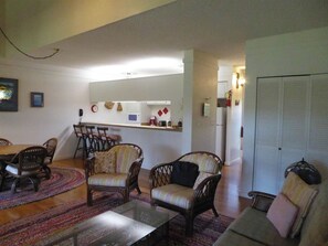 Living area - Molokai Magic - Charming 1-bedroom townhome in Maunaloa - perfect for getaway (Maunaloa)