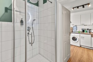 Een douche, een haardroger, zeep, toiletpapier