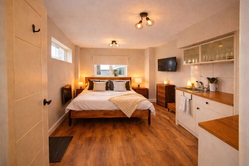 Cosy studio close to Luton airport, self check in, WIFI and free parking