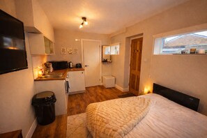 Iron/ironing board, WiFi, bed sheets - Cosy studio close to Luton airport, self check in, WIFI and free parking (Slip End)
