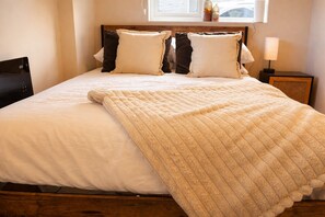 Iron/ironing board, WiFi, bed sheets - Cosy studio close to Luton airport, self check in, WIFI and free parking (Slip End)
