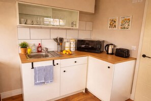 Private kitchen - Cosy studio close to Luton airport, self check in, WIFI and free parking (Slip End)