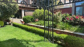 Property grounds - Fabulous 2, 1-bedroom bungalows in welcoming Cuernavaca neighborhood (Cuernavaca)