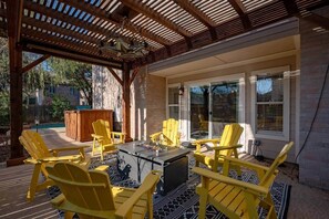 Terrace/patio - Firefly Oasis: Luxury Pool, Hot Tub, Near Austin (Cedar Park)