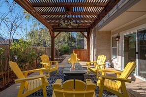 Outdoor dining - Firefly Oasis: Luxury Pool, Hot Tub, Near Austin (Cedar Park)