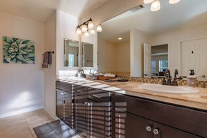 Shower, hair dryer, soap, toilet paper - Firefly Oasis: Luxury Pool, Hot Tub, Near Austin (Cedar Park)