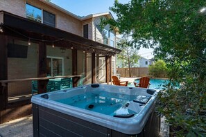 Terrace/patio - Firefly Oasis: Luxury Pool, Hot Tub, Near Austin (Cedar Park)