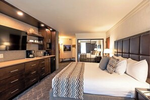 Iron/ironing board, WiFi, bed sheets - Luxury Slopeside Retreat  1-Bedroom Studio at the Prestigious Cliff Club Lodge (Sandy)
