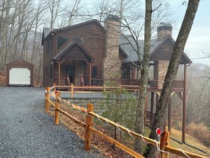 Exterior - Dreamy Mountain Escape, Hot Tub, Stunning mountain Views & outdoor Fireplace (Morganton)