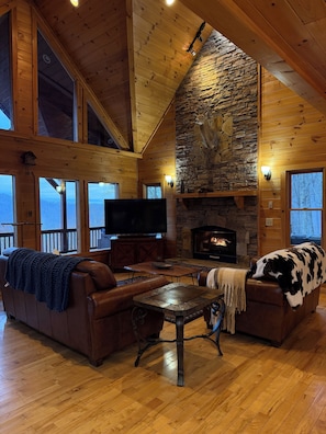 Smart TV, fireplace, books - Dreamy Mountain Escape, Hot Tub, Stunning mountain Views & outdoor Fireplace (Morganton)