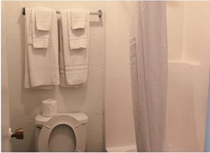 Haartrockner, Handtücher, Seife, Toilettenpapier