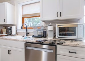 Private kitchen -     Prime Location Near Downtown 1.1 ml Cozy • Easy Parking • Pet Friendly (Santa Fe)