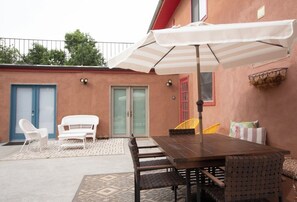 Outdoor dining -     Prime Location Near Downtown 1.1 ml Cozy • Easy Parking • Pet Friendly (Santa Fe)