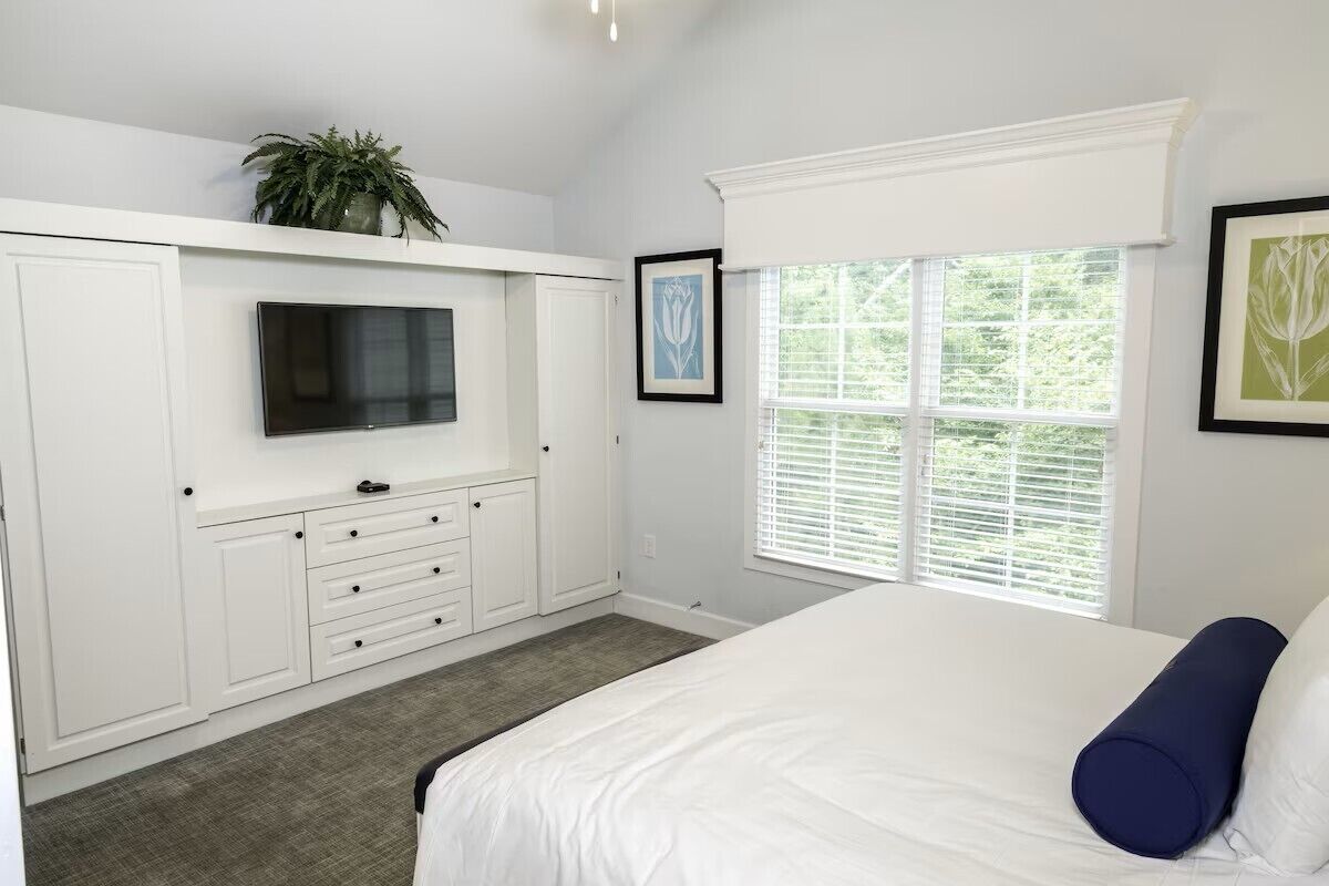 Tabla de planchar con plancha, wifi, ropa de cama