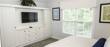 Tabla de planchar con plancha, wifi, ropa de cama