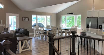 Brand New, Spacious 9 bedroom, 9 1/2 bath Waterfront house in Lakeside Estates