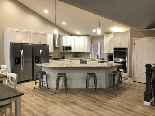 Brand New, Spacious 9 bedroom, 9 1/2 bath Waterfront house in Lakeside Estates