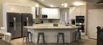 Brand New, Spacious 9 bedroom, 9 1/2 bath Waterfront house in Lakeside Estates