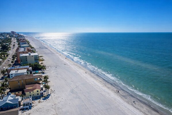 Camastros y toallas de playa