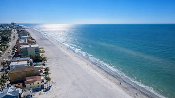 Chaises longues, serviettes de plage