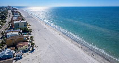 Gulf Coast Retreat/Heated Pool/Steps to White Sand Beaches