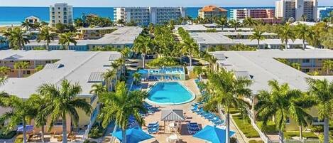 Alberca al aire libre y alberca climatizada