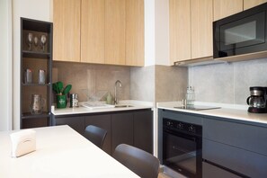 Réfrigérateur, four à micro-ondes, un four, surface de cuisson