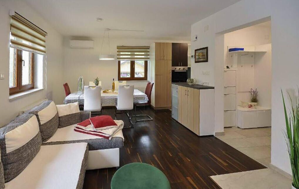 Beautiful Home In Otocac With Private Swimming Pool, Can Be Inside Or Outside - Otočac