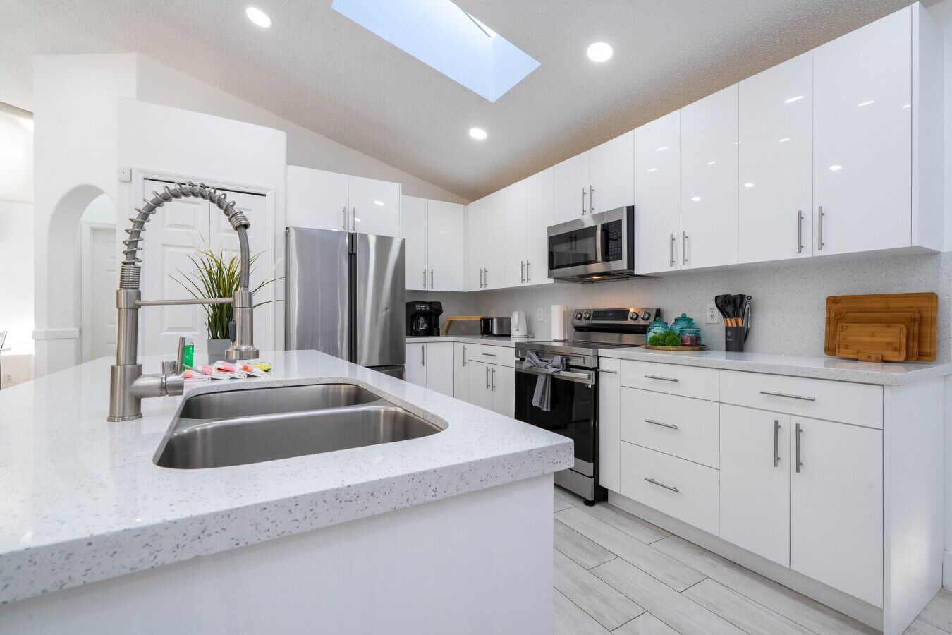 Réfrigérateur, micro-ondes, four, lave-vaisselle