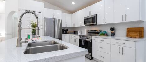 Réfrigérateur, micro-ondes, four, lave-vaisselle