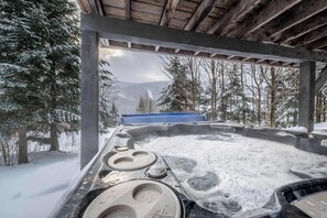 Outdoor spa tub - Spa, Outdoor & Adventure | L'Énigmasud (Saint-Philémon)