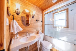 Shower, towels - Spa, Outdoor & Adventure | L'Énigmasud (Saint-Philémon)