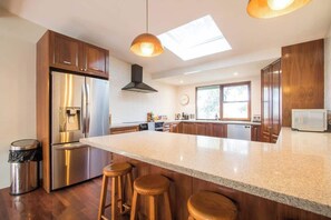 ثلاجة، ميكروويف، فرن، موقد طهي مسطح