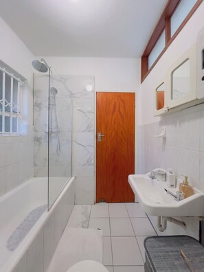 Hair dryer, towels, soap, toilet paper - Cosy studio apartment on 1 Kloof Street Gardens (Cape Town)