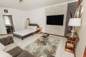 1 bedroom, iron/ironing board, WiFi, bed sheets - Cosy studio apartment on 1 Kloof Street Gardens (Cape Town)
