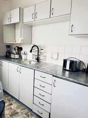Microwave, oven, stovetop, dishwasher - Cosy studio apartment on 1 Kloof Street Gardens (Cape Town)