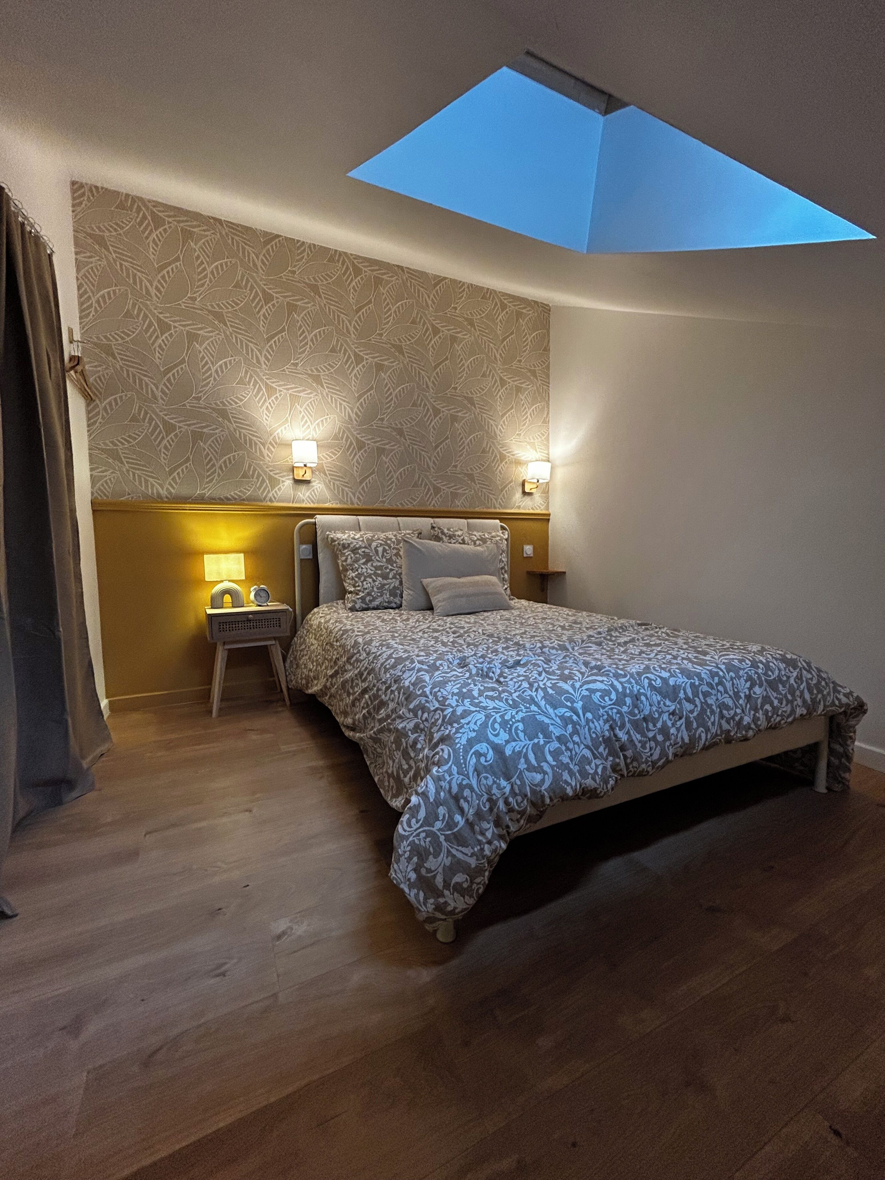 Een strijkplank/strijkijzer, wifi, beddengoed