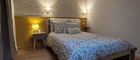 Een strijkplank/strijkijzer, wifi, beddengoed