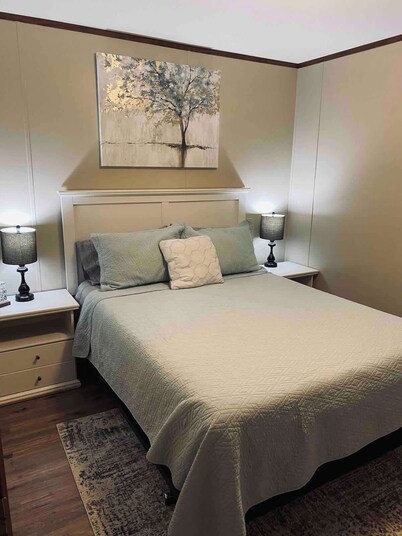 Comfortable 2 bed 1 bath house with Starlink.