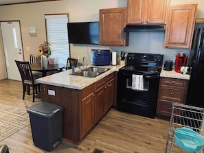 Fridge, microwave, oven, stovetop - Comfortable 2 bed 1 bath house with Starlink. (Saint Johns)