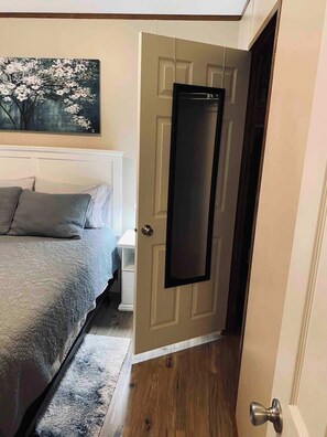 Silitysrauta/-lauta, vauvan matkasänky, Wi-Fi, vuodevaatteet