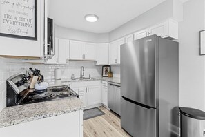 Fridge, microwave, oven, stovetop - Spacious Groveland 2BR/2.5 Bath Townhome- Unit 6647 (Davisburg)
