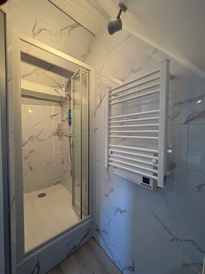 Shower, hair dryer, towels, soap - LE COCON DE NOTRE DAME "LOFT" apartment 140M2 (Annecy)