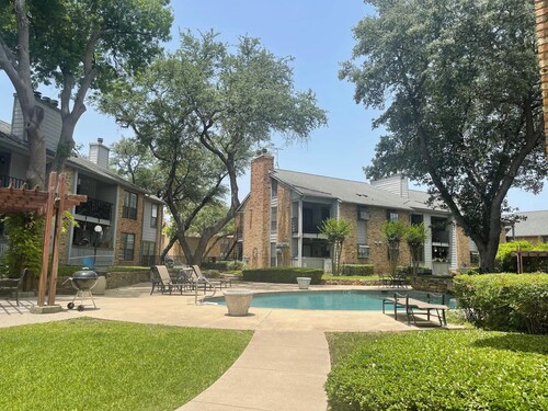 MOMO 2B/2B condo with pool in Dallas on Prestonroad