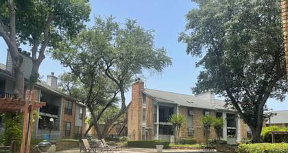 MOMO 2B/2B condo with pool in Dallas on Prestonroad