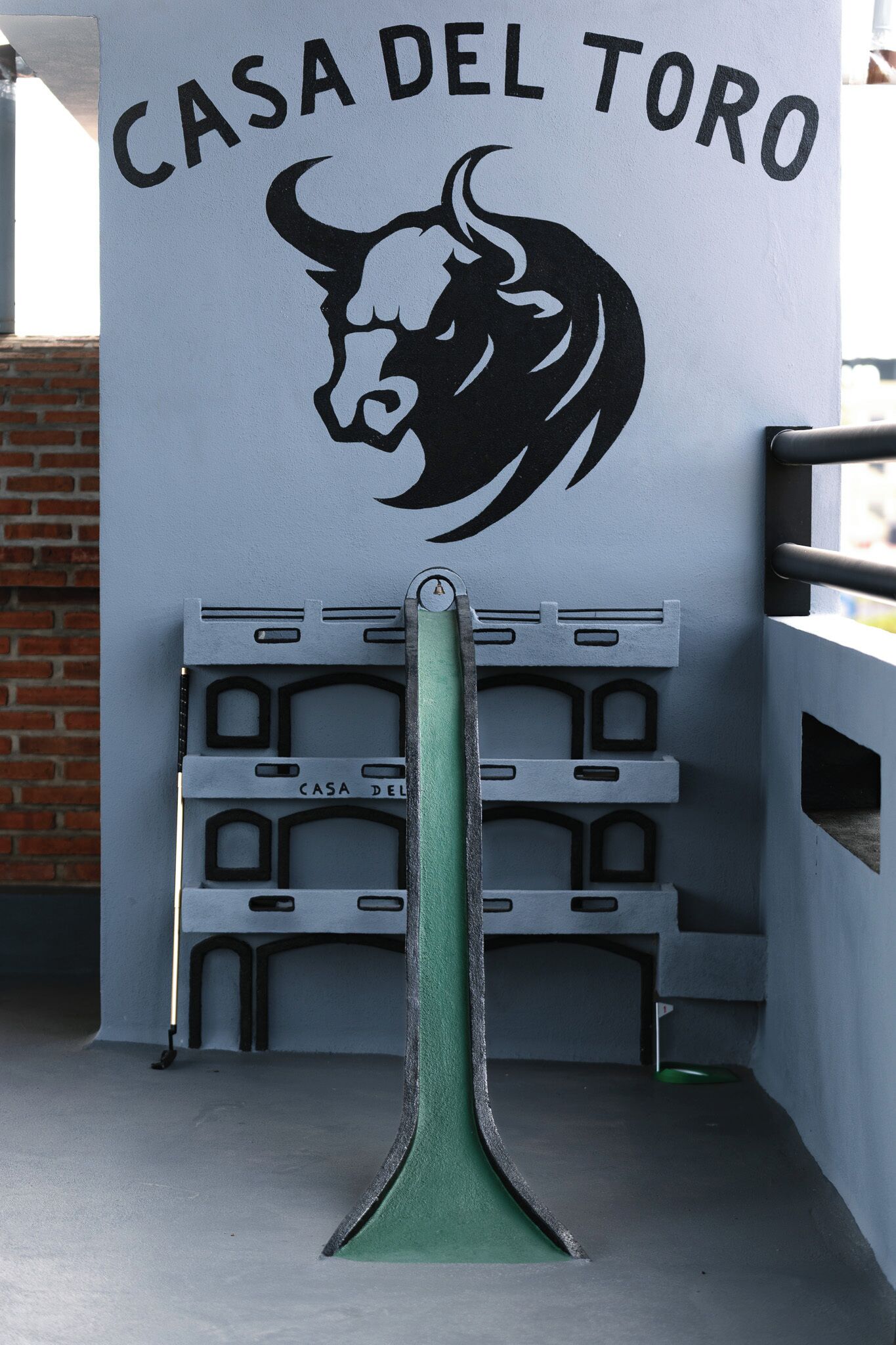 Eine Wand mit 'CASA DEL TORO' und einem Stier-Logo, eine grüne Rampe und eine Metallkonstruktion mit dem Schriftzug 'CASA DEL TORO'.