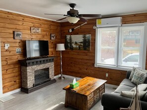 Living area - Cozy 2-bedroom house with shared beach access to Sebago Lake (Raymond)